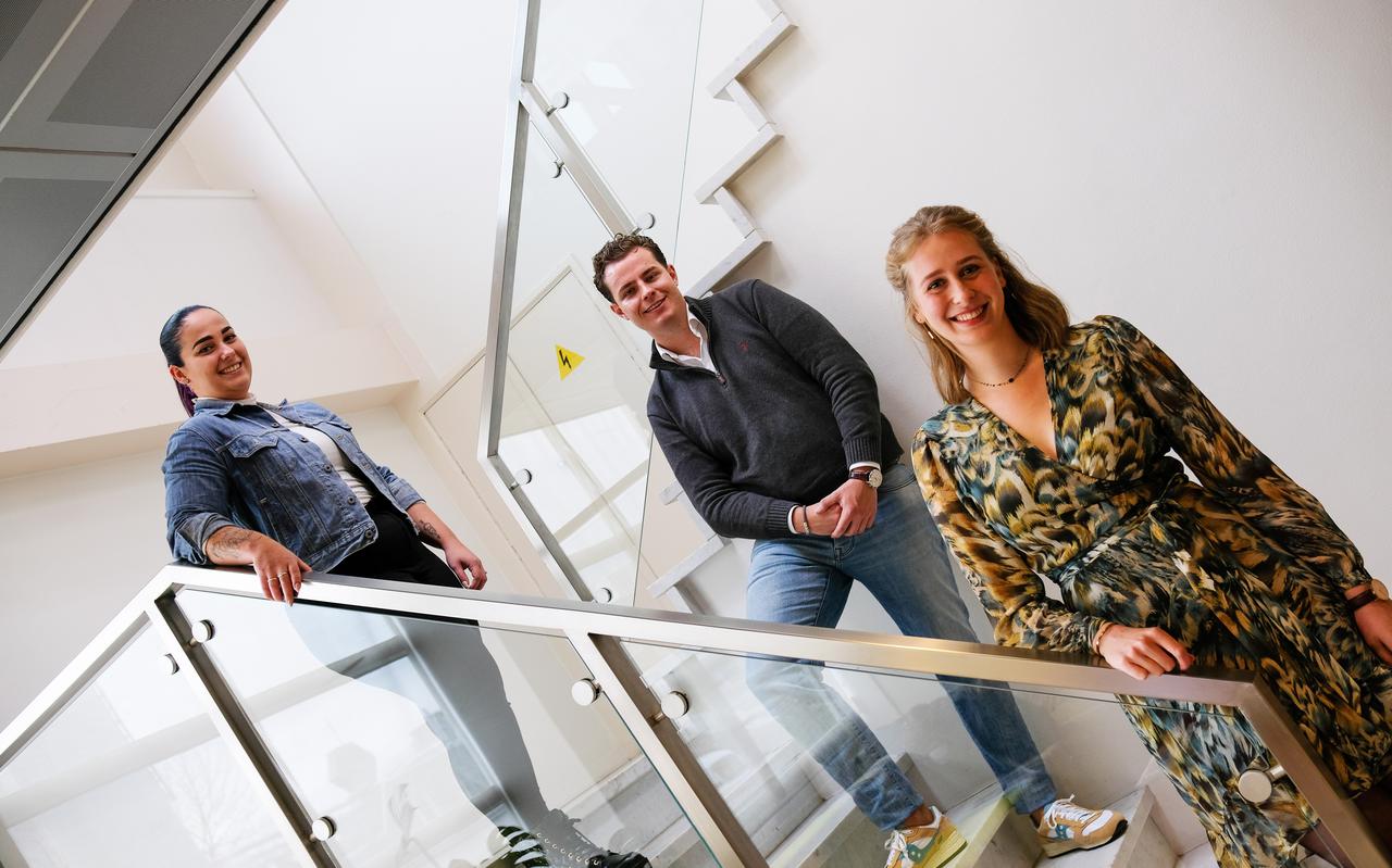 Sigrid Leeuwerke, Matthijs Rozema en Sterre van Woerden (vlnr) ruilden hun baan in de horeca tijdelijk in voor werk in de zorg.