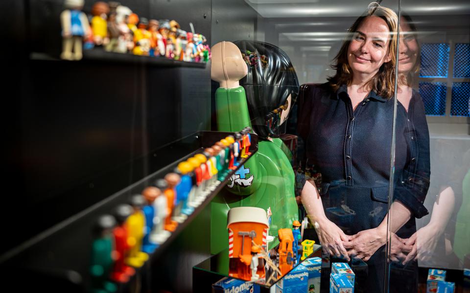 Jantina van der Broek bij een vitrine met speelgoed van Playmobil.