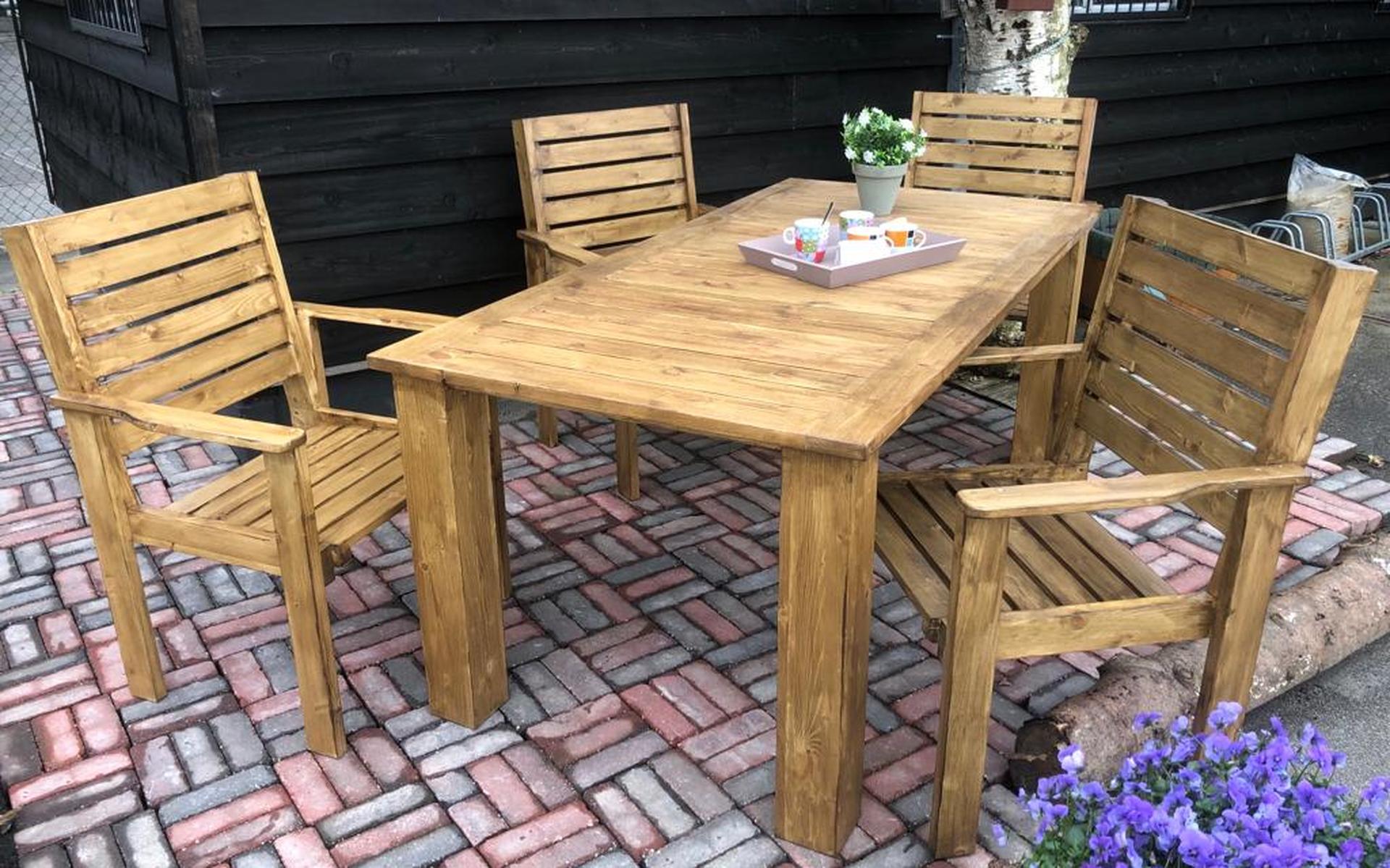 Er worden door de cliënten onder meer tuinmeubels en huis- en tuindecoraties gemaakt.