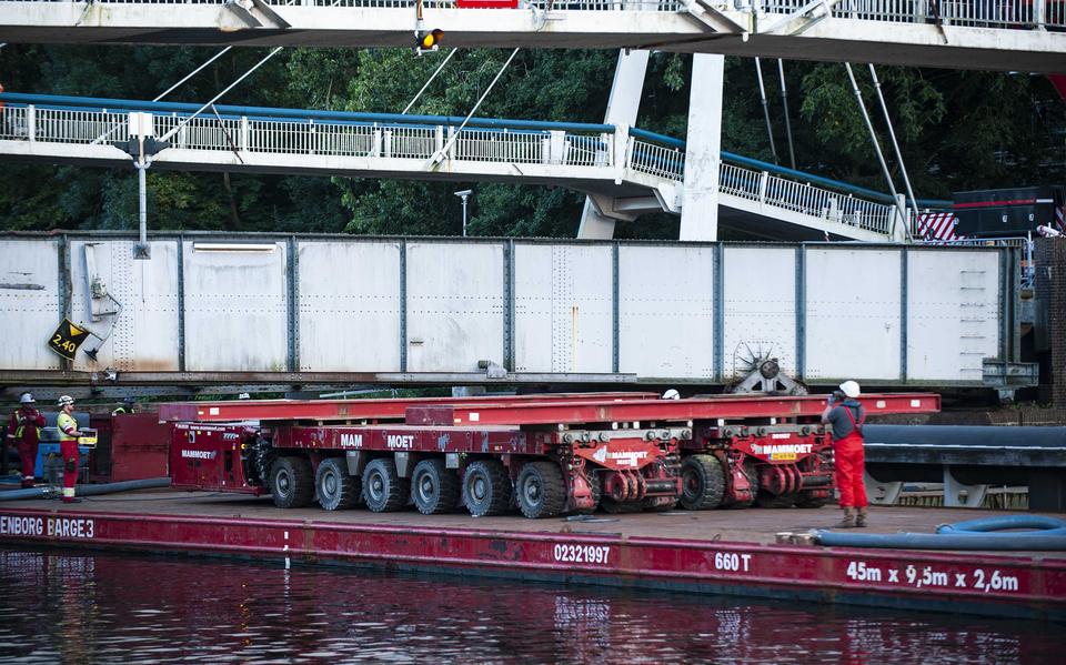 Rijkswaterstaat takelde begin deze maand het beweegbare deel van de Gerrit Krolbrug in de stad Groningen met kranen uit het water. 