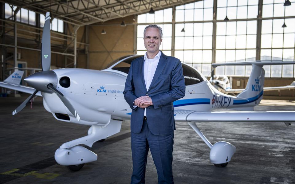 Directeur Auke Dros van KLM Flight Academy Eelde voor een van de nieuwe twaalf lesvliegtuigen van de vliegschool.