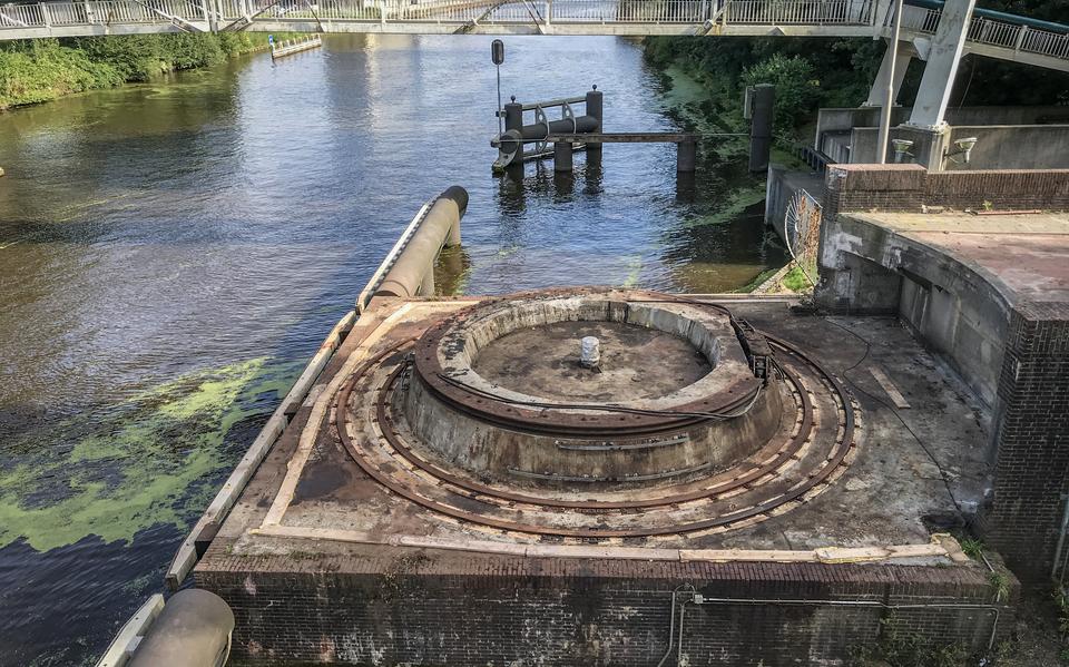 Al wat er rest van de Gerrit Krolbrug in Groningen, na de aanvaring op 15 mei 2021. Rijkswaterstaat besloot deze week alsnog om de loopbruggen van een hellingbaan te voorzien.