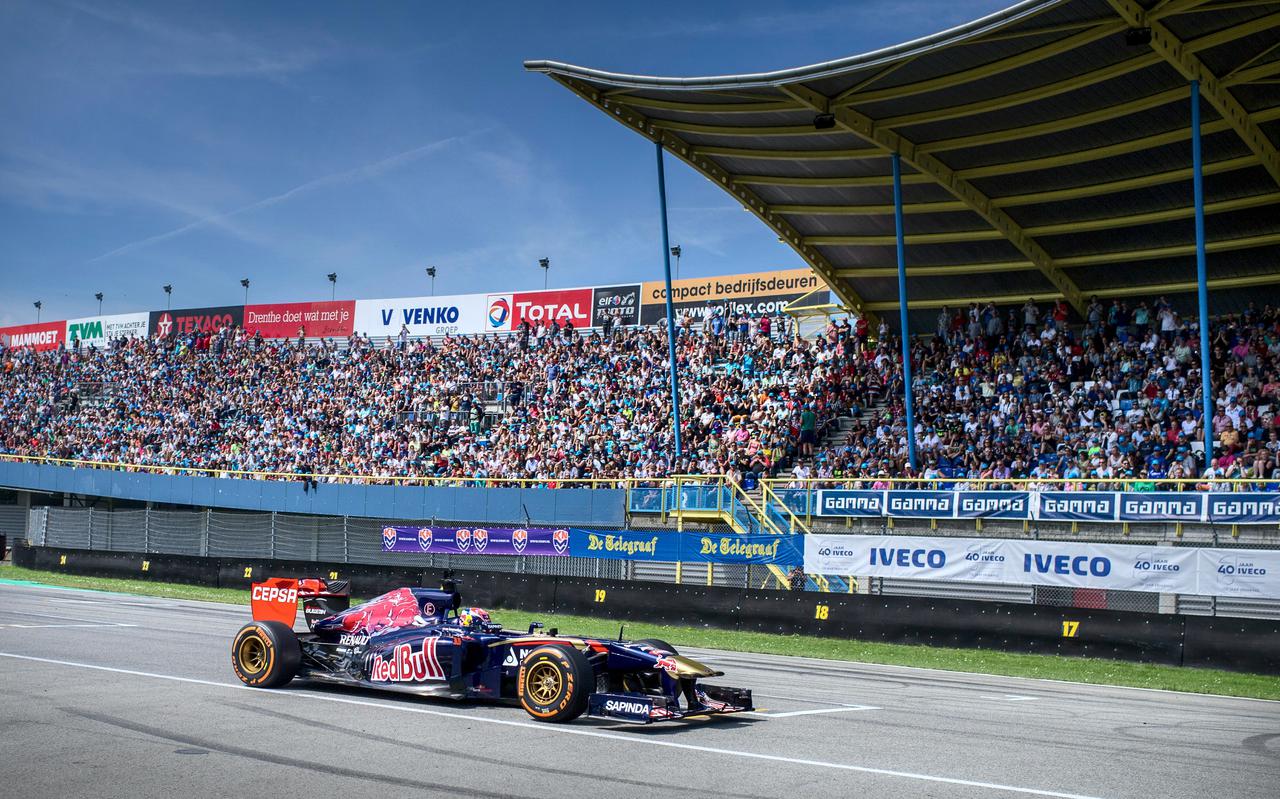 Max Verstappen was in 2015 met de Formule 1 wagen van Toro Rosso Team Red Bull op het TT-circuit tijdens de Gamma Racing Day. 