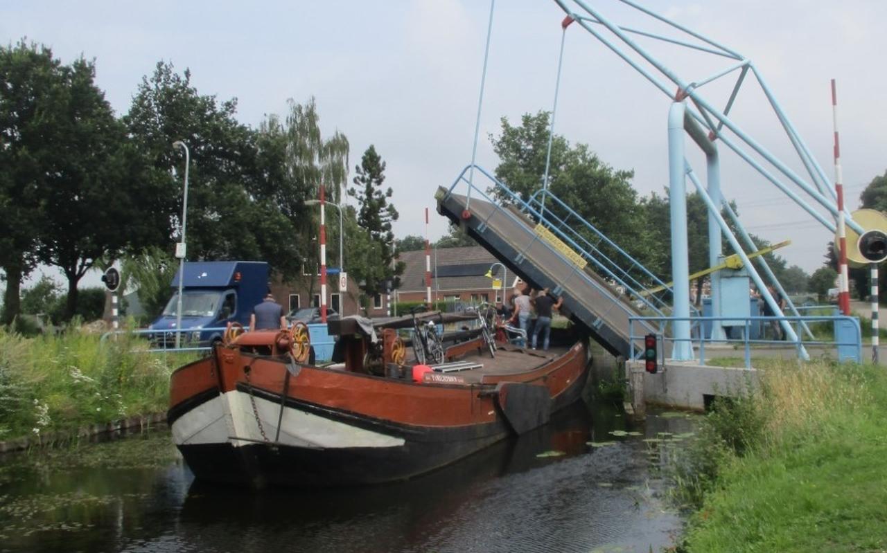 Met man en macht gaat de Eendrachtsbrug over het Pekelderdiep omhoog om Familietrouw door te laten.
Met man en macht gaat de Eendrachtsbrug over het Pekelderdiep omhoog om Familietrouw door te laten.