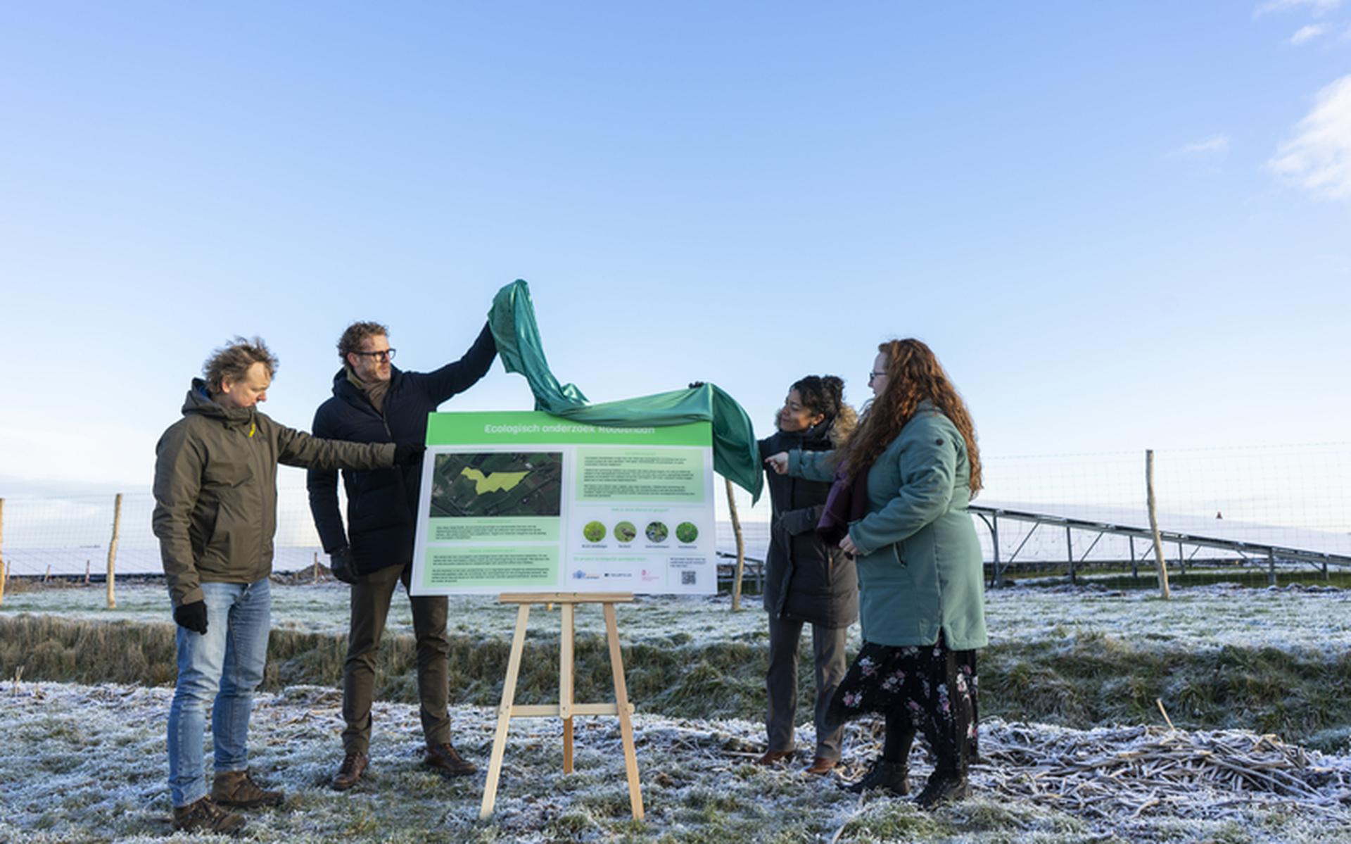 De onthulling van het bord met informatie over het ecologische onderzoek bij zonnepark Roodehaan. Foto: Provincie Groningen