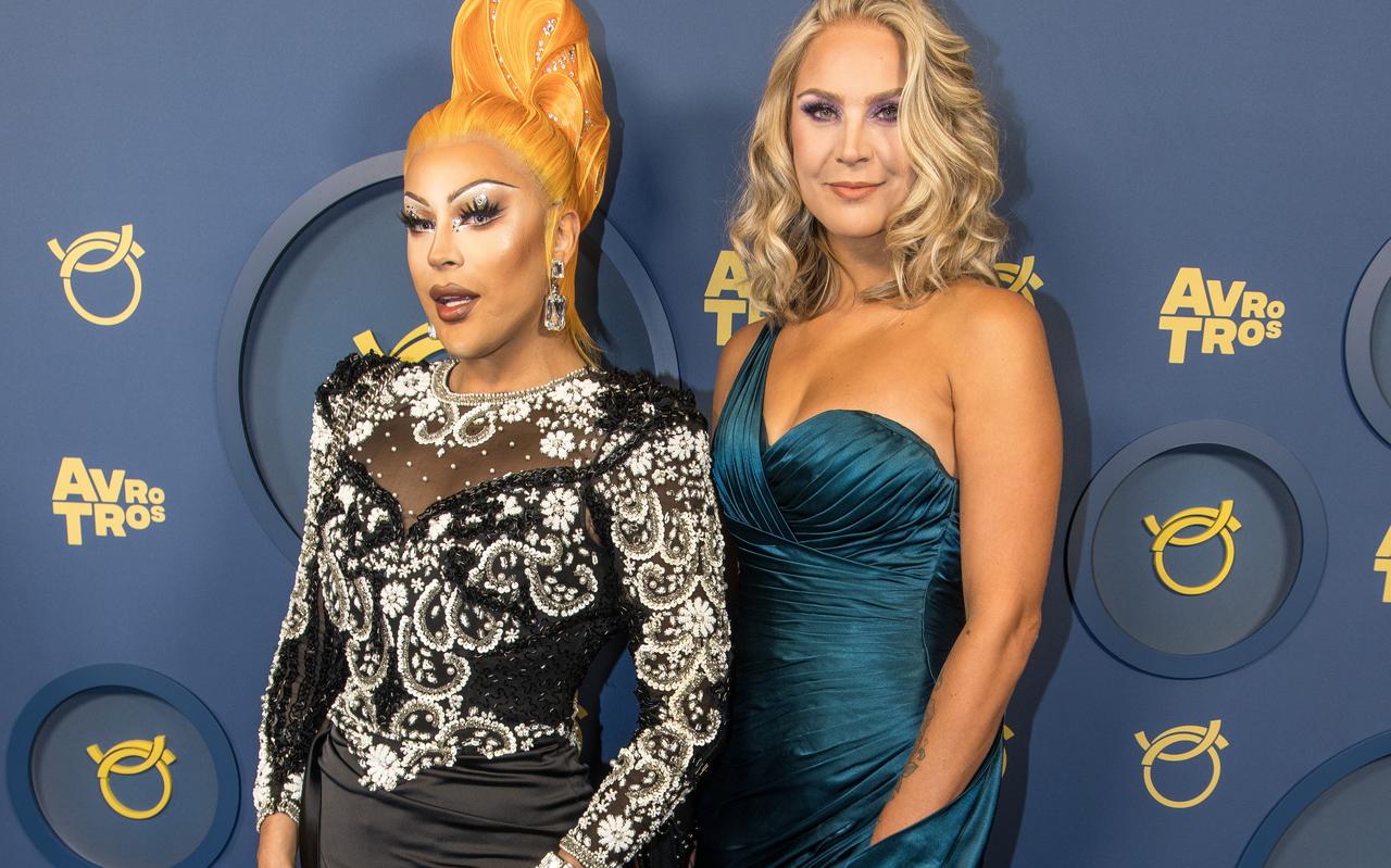 Yildiz en dragqueen Envy Peru tijdens het Gouden Televizier-Ring Gala. Envy Peru was genomineerd voor beste talent en het programma 'Make up your mind' voor programma met meeste impact. Yildiz en dragqueen Envy Peru tijdens het Gouden Televizier-Ring Gala. Envy Peru was genomineerd voor beste talent en het programma 'Make up your mind' voor programma met meeste impact.