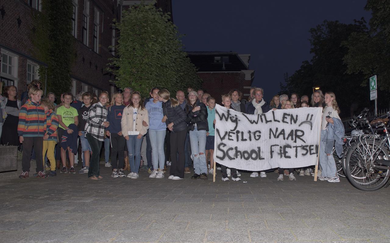 Tientallen bewoners van Harkstede kwamen bij het tijdelijke stadhuis van Groningen een petitie overhandigen. Ze zijn tegen de bouw van 'Skaeve Huse' in hun buurt.