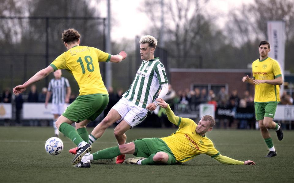 Velocitas-linksbuiten Sam Wormmeester (midden, in het groenwit) in actie in de halve finale tegen DZOH. Hem wordt de pas afgesneden door Max Alders (rechts) en David Westera. Velocitas zou uiteindelijk na strafschoppen winnen en zo de finale bereiken.