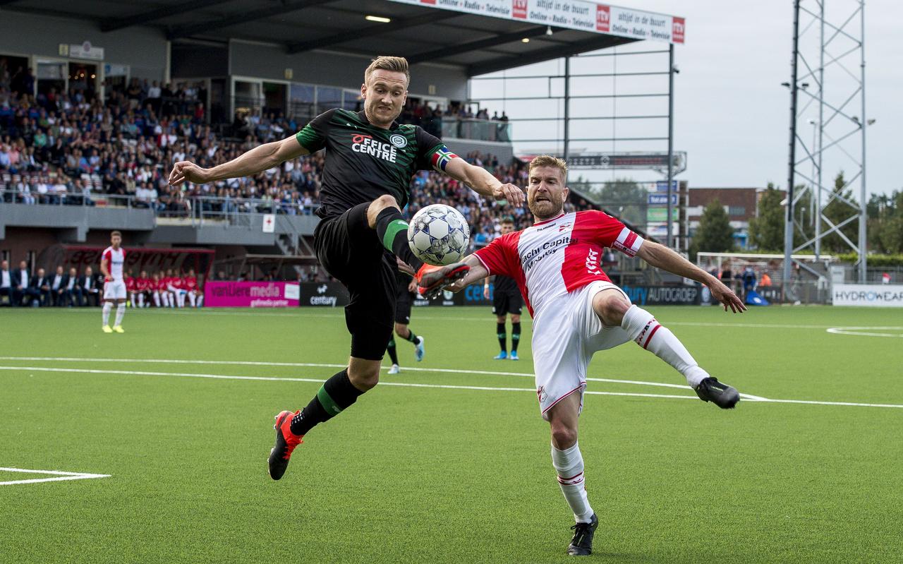 De aanvoerders van FC Groningen en FC Emmen, Mike te Wierik (links) en Michael de Leeuw, houden nog nadrukkelijk rekening met een hervatting van de eredivisie. De aanvoerders van FC Groningen en FC Emmen, Mike te Wierik (links) en Michael de Leeuw, houden nog nadrukkelijk rekening met een hervatting van de eredivisie.