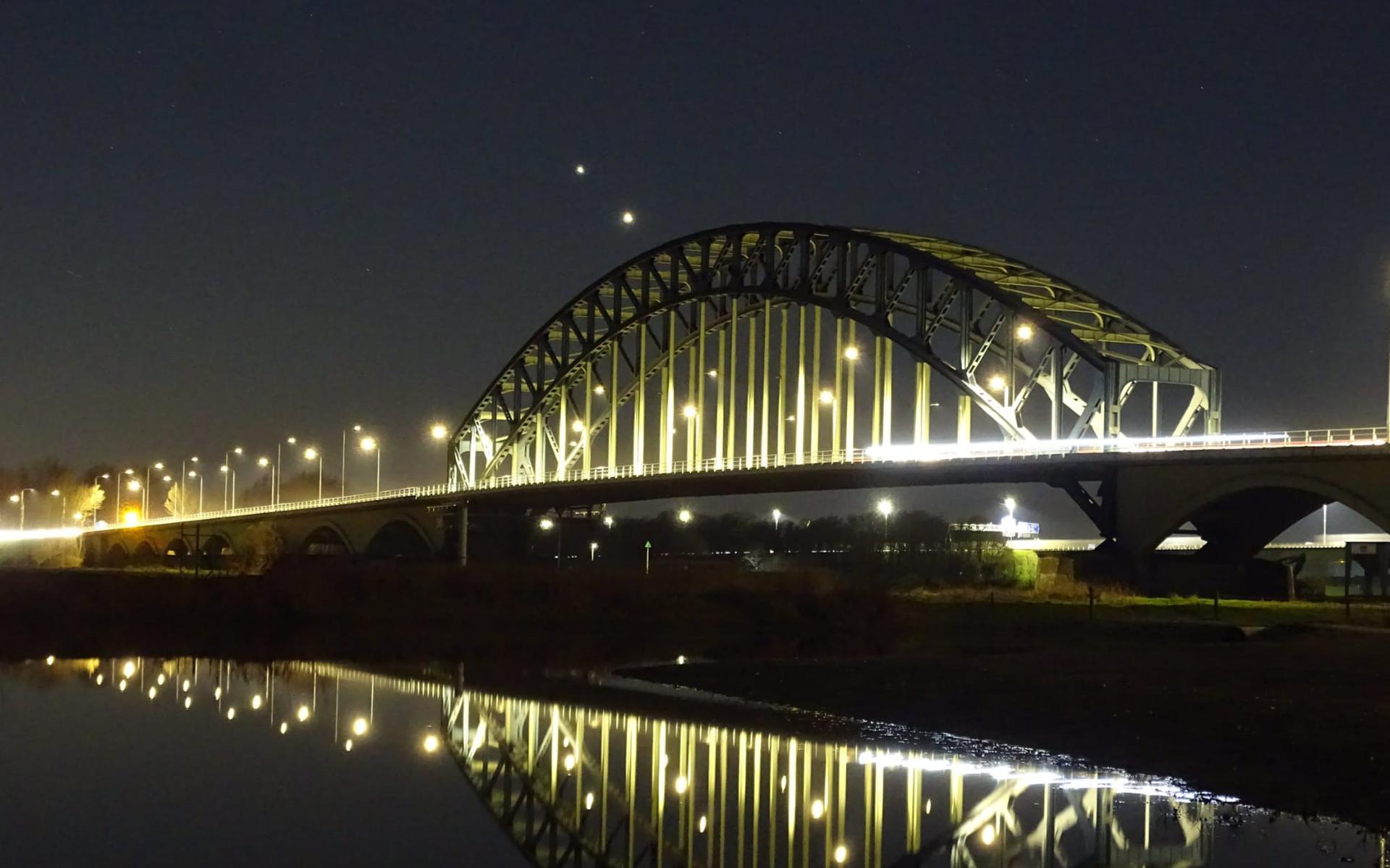 De beide sterren vastgelegd boven de Ijsselbrug bij Zwolle.