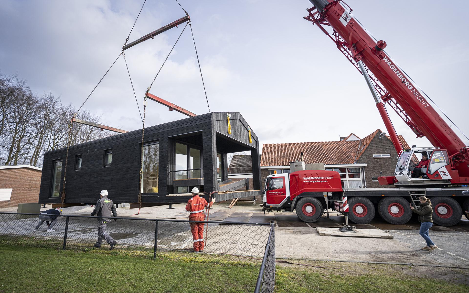 De Tiny Practice, misschien wel de kleinste huisartsenpraktijk van het Noorden, wordt in Barger-Compascuum op zijn plek getakeld.