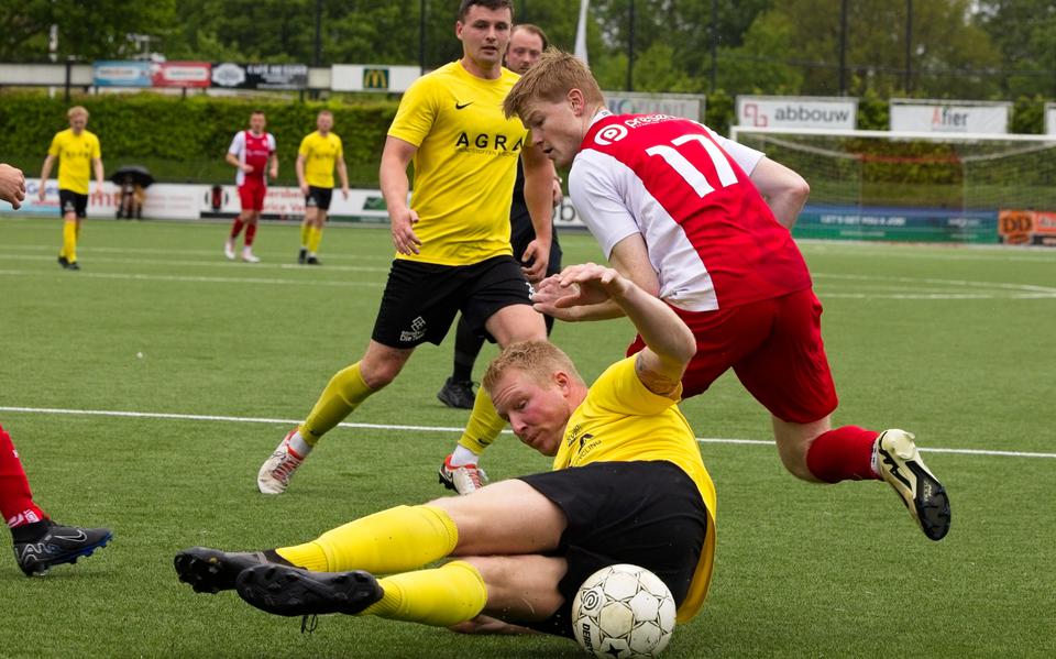 HZVV-speler Jens van Rooyen komt niet door de verdediging van SVBO heen.