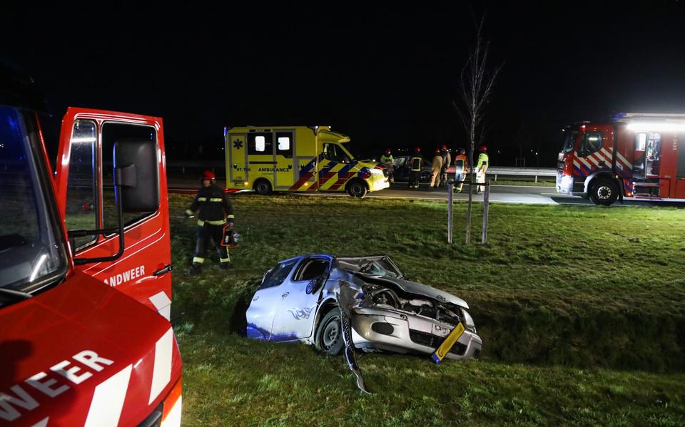 Roekeloze automobilist uit Sappemeer slaat op de vlucht na veroorzaken van ernstig ongeval in Nieuwe Pekela. Vrouw en jongen rak Roekeloze automobilist uit Sappemeer slaat op de vlucht na veroorzaken van ernstig ongeval in Nieuwe Pekela. Vrouw en jongen rak