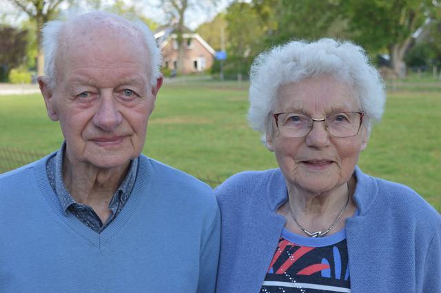 Jan (92) en Hanna (88) uit Zweeloo zijn 65 jaar getrouwd. ‘Een computer, daar weten we niets van’