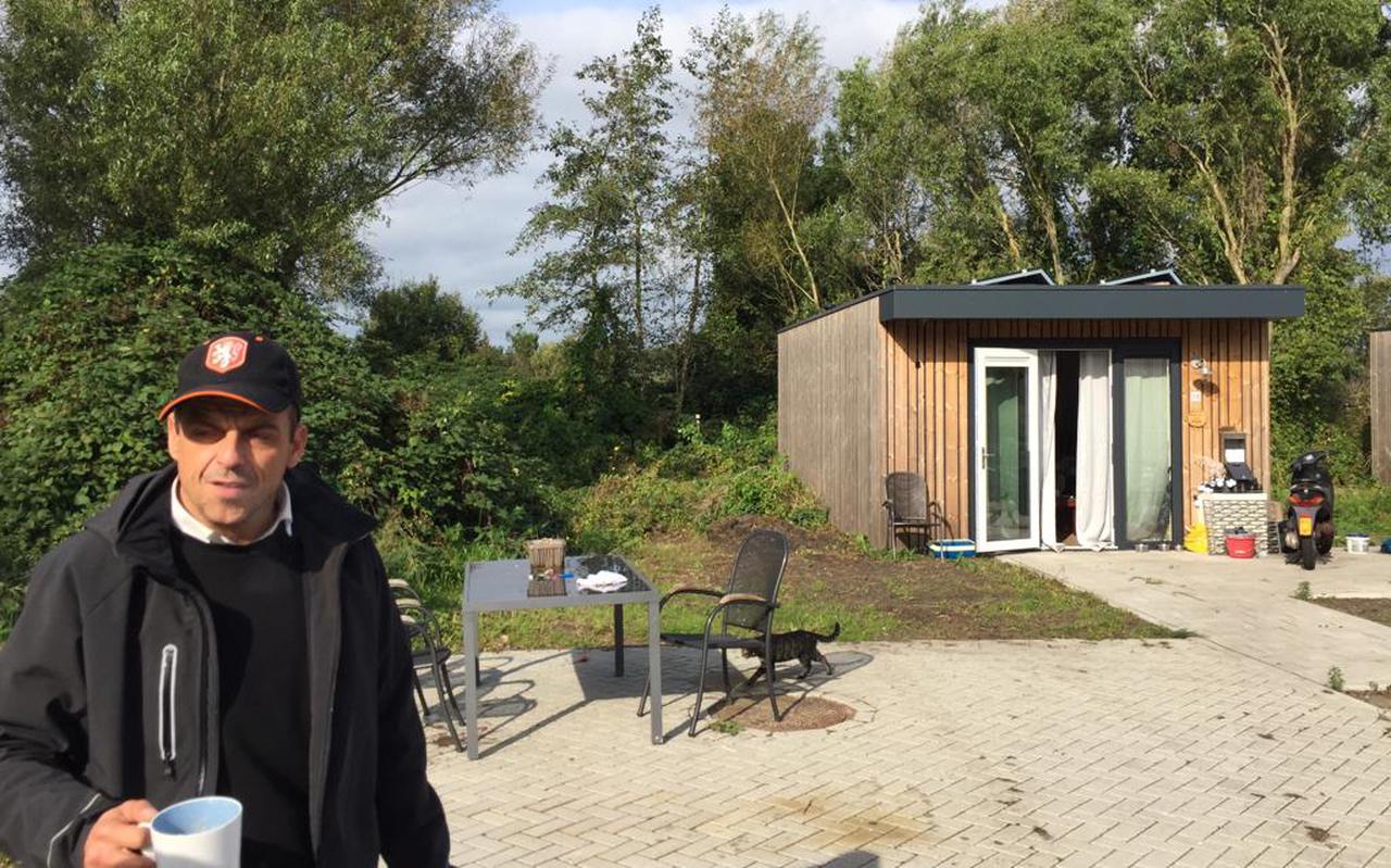 Jeroen is tevreden met zijn wooncontainer, omwonenden zijn minder blij met het Skaeve Huse-project in Velserbroek.