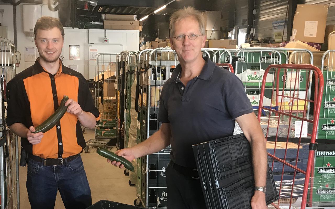 Voorzitter Bob Veldman van stichting Weldadig Oord en een medewerker van de COOP-supermarkt in Vledder leggen de courgettes uit Wilhelminaoord klaar voor de verkoop.