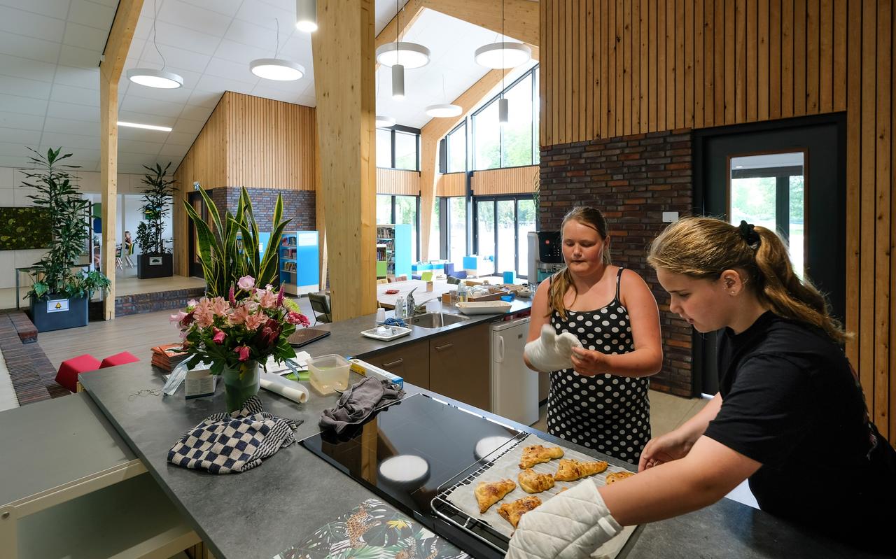 Het ruikt zoet in de hal van basisschool De Kronkelaar in Wagenborgen. Het is vrijdagmiddag en een paar leerlingen van groep 8 zijn in de keuken wat lekkers aan het bakken. Het ruikt zoet in de hal van basisschool De Kronkelaar in Wagenborgen. Het is vrijdagmiddag en een paar leerlingen van groep 8 zijn in de keuken wat lekkers aan het bakken.