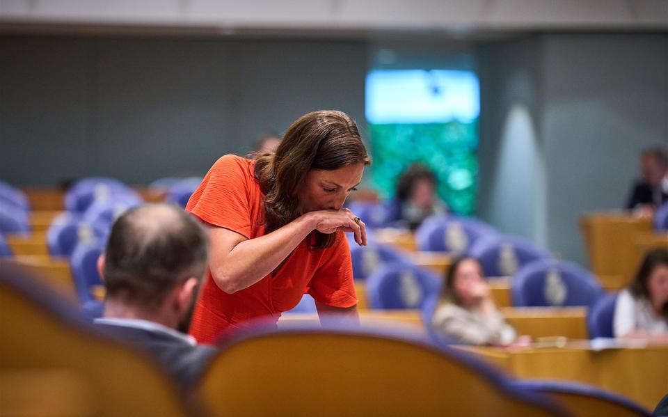 Een emotionele Sandra Beckerman tijdens het debat over het rapport van de Parlementaire Enquêtecommissie Aardgaswinning Groningen.