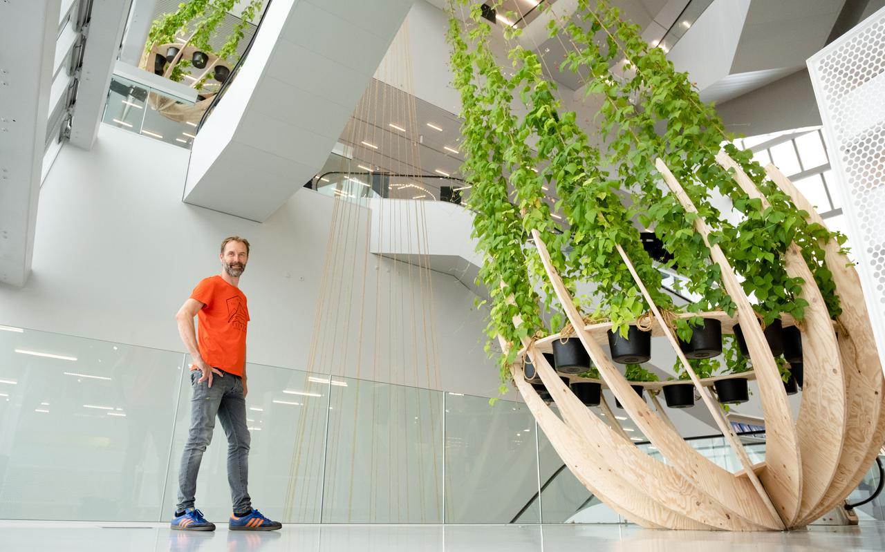 Kunstenaar Merijn Vrij bij zijn installatie Green Space in het Forum in Groningen.