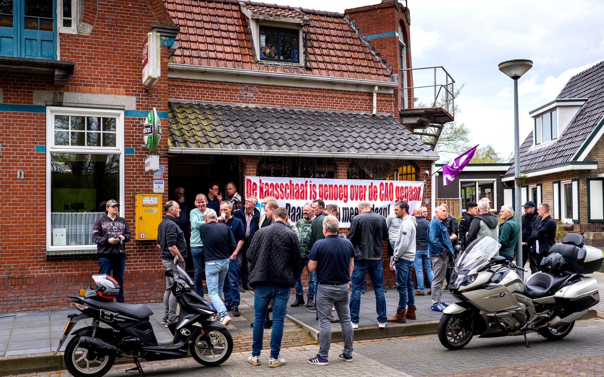 Stakende medewerkers van Friesland Campina in Marum verzamelen zich bij café Marktzicht.