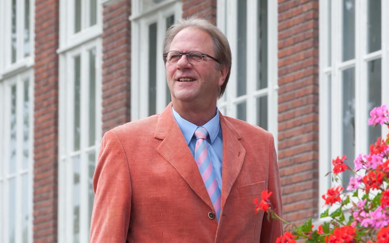 Henk de Vries in 2006 in de outfit die hij ook aan had tijdens zijn sollicitatie naar de functie van gemeentesecretaris in Hoogeveen.