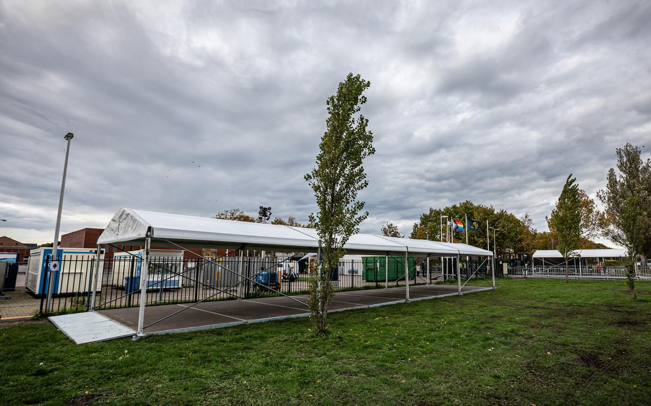 Het terrein tussen de N366 en het asielcentrum wordt als de ideale plek voor een nieuwe asielschool beschouwd.