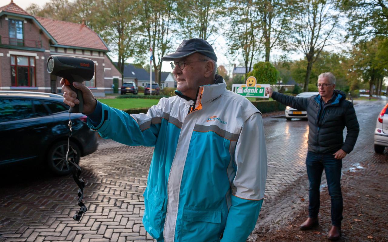 Wethouder Henk Doeven assisteerde de vrijwilligers van Veilig Verkeer Nederland bij hun onderzoek op de Entingheweg in Dwingeloo. Wethouder Henk Doeven assisteerde de vrijwilligers van Veilig Verkeer Nederland bij hun onderzoek op de Entingheweg in Dwingeloo.