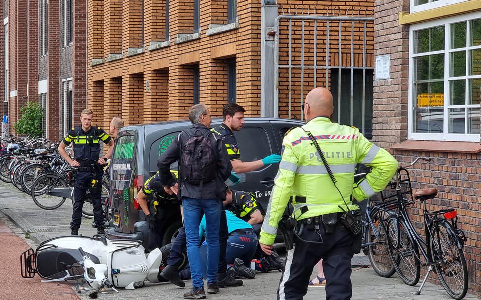 Scooterrijder gewond bij aanrijding met bedrijfsbus in Groningen.