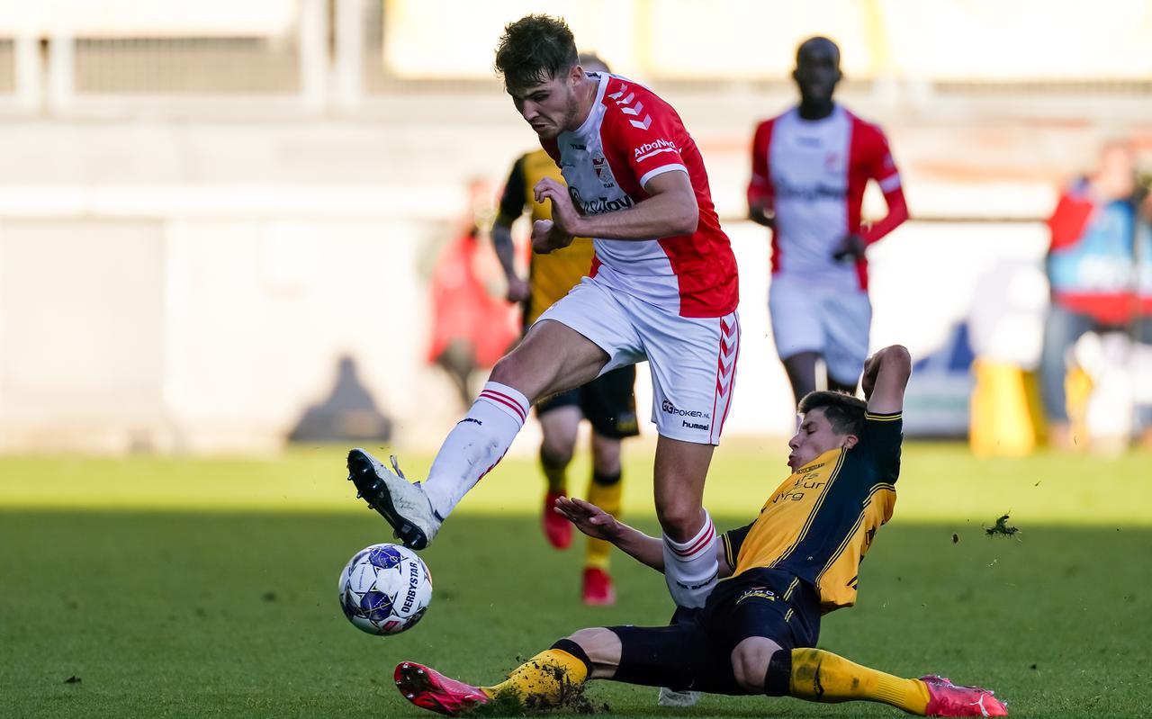 Jari Vlak in de wedstrijd tegen Roda JC op 23 oktober. Emmen pakt de winst: 1-2.