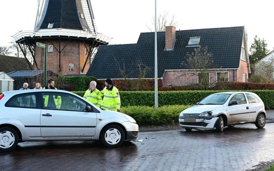 Automobilist naar ziekenhuis na aanrijding op kruispunt in Loppersum. Automobilist naar ziekenhuis na aanrijding op kruispunt in Loppersum.