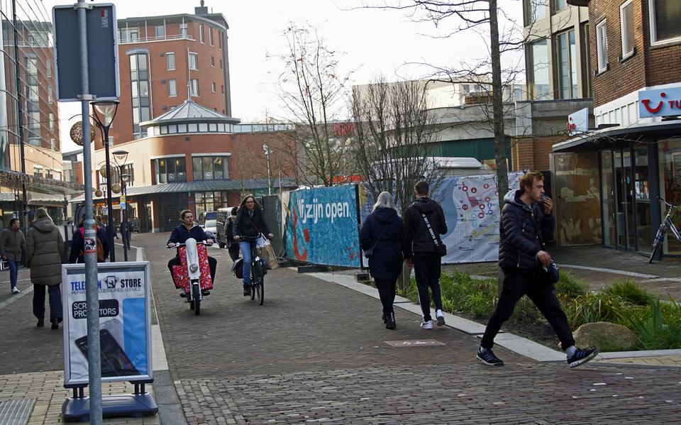 Gedempte Singel/Koopmansplein: hekken op het loopgedeelte, voetgangers tussen de fietsers en scooters.                               