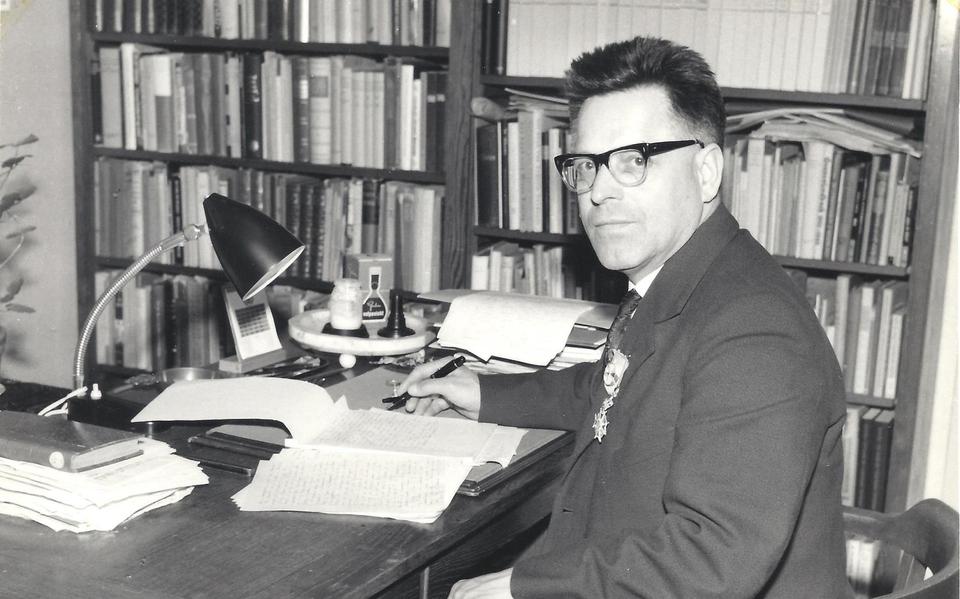 Jan Naarding in zijn studeerkamer in Assen, met koninklijke onderscheiding, kort voor zijn dood in 1963.