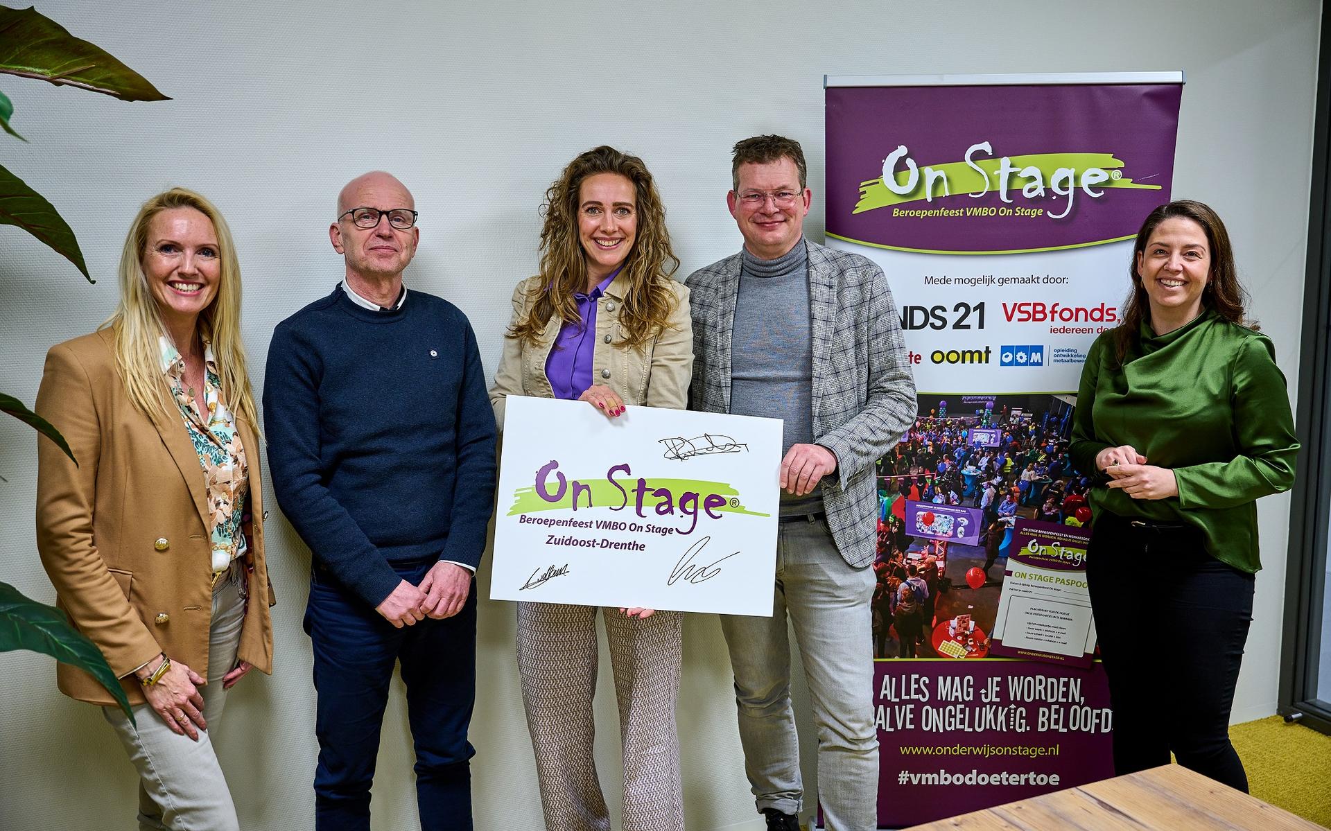 Van links naar rechts: Linda Meijer (On Stage Zuidoost-Drenthe), Matthias Kooistra (Esdal College), Agneta Meijer (Arbeidsmarktregio Drenthe), wethouder Raymond Wanders en Amy van der Ham (VMBO On Stage).