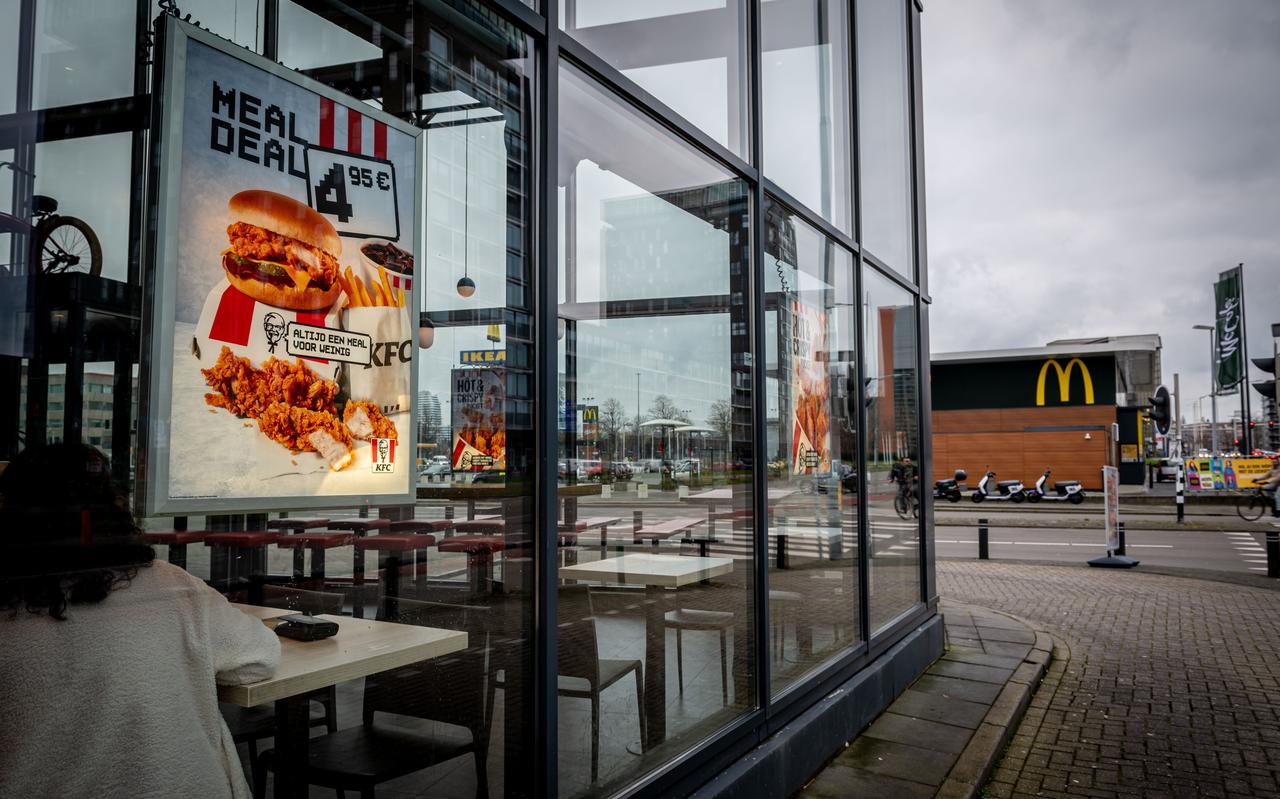 Op het Sontplein in Groningen zitten KFC en McDonald's naast elkaar. Op het Sontplein in Groningen zitten KFC en McDonald's naast elkaar.