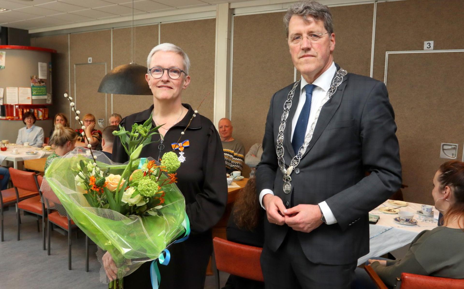 Liesbeth Annen-Helmich kreeg het lintje opgespeld door burgmeester Eric van Oosterhout (55) tijdens een bijeenkomst in de PKN kerk in Erica. 