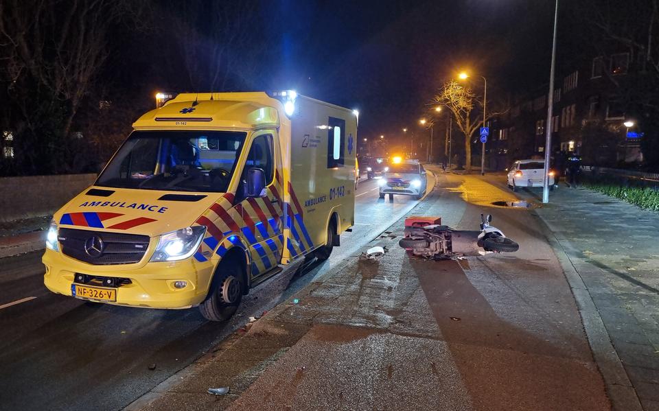 Scooterrijder gewond bij frontale botsing met auto in Groningen. Scooterrijder gewond bij frontale botsing met auto in Groningen.