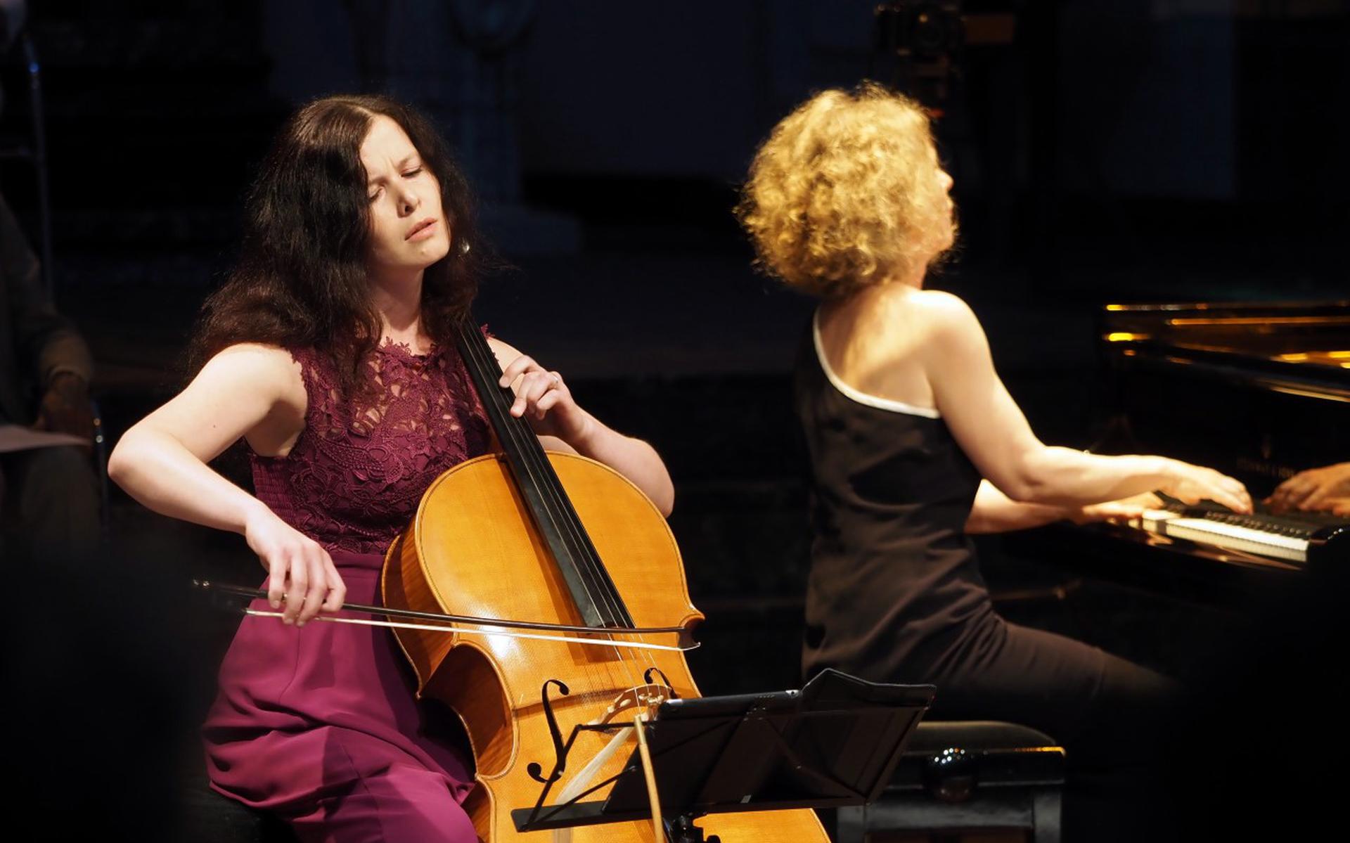 Concert van componist/pianiste Marion von Tilzer en de celliste/zangeres Maya Fridman.