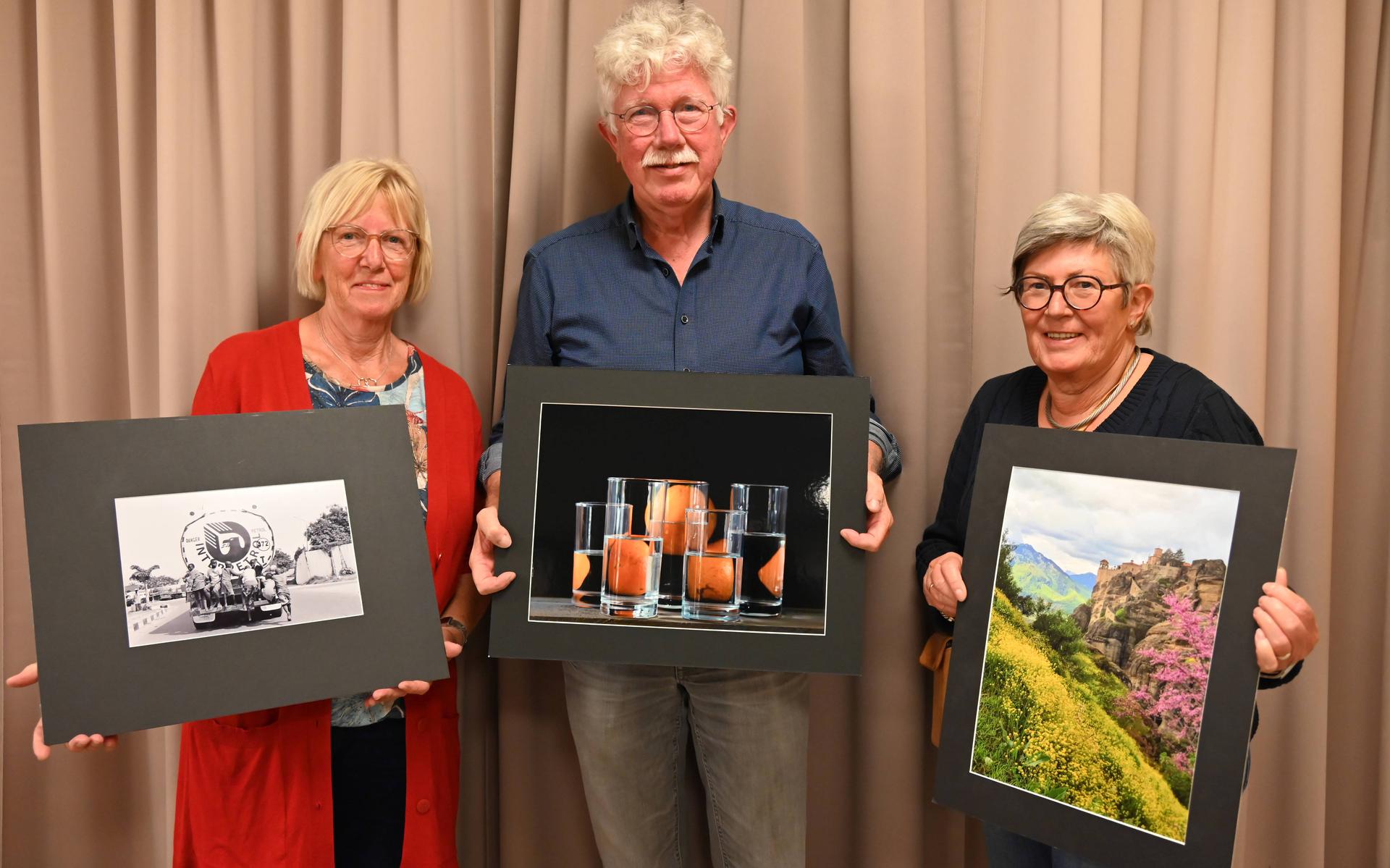 De drie winnaars van de verkiezing Foto van het Jaar bij de Fotoclub De Wolden, van links naar rechts Berty de Wit, Jan Kalter en Joke van de Mars.
