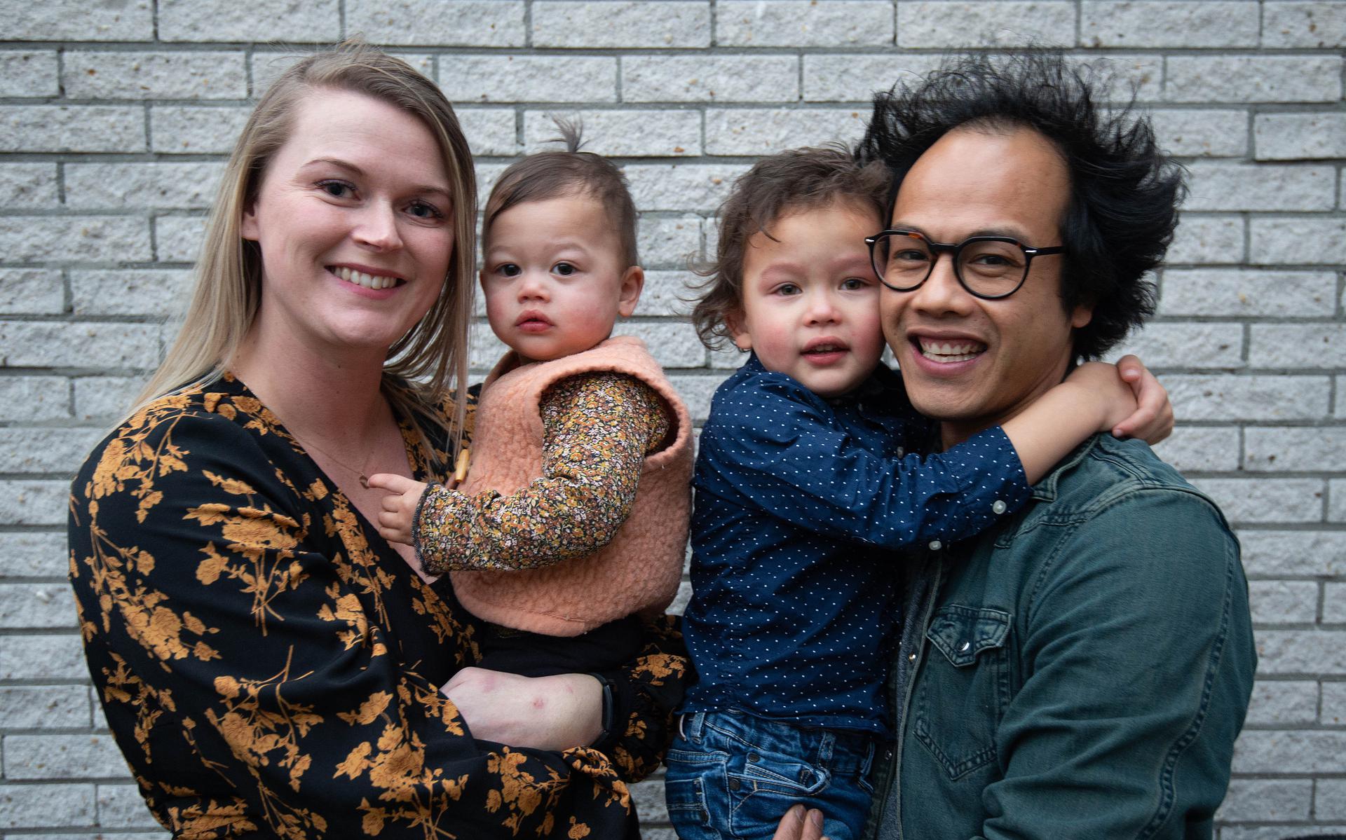 Arlette en Ward Kloppers met hun kinderen Luna en Boaz.