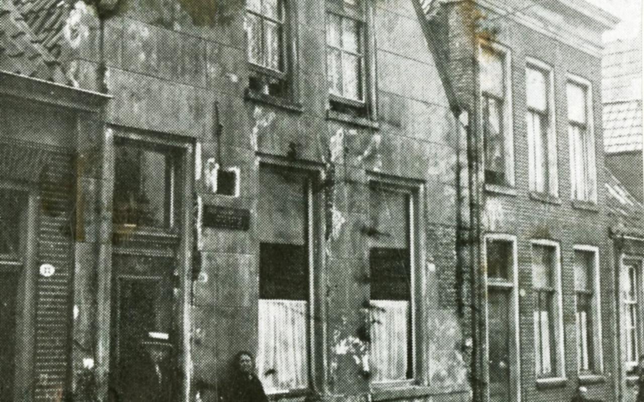 Het Israëlitisch armenhuis aan de Schoolholm in de Joodse buurt in Groningen, tussen 1920 en 1930. Het Israëlitisch armenhuis aan de Schoolholm in de Joodse buurt in Groningen, tussen 1920 en 1930.