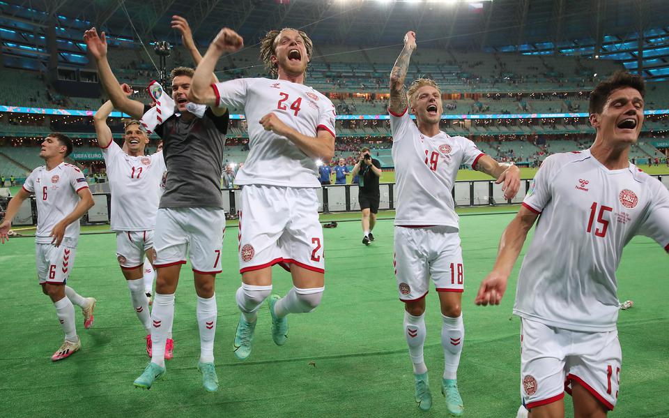 De Deense spelers vieren het bereiken  vande halve finale.