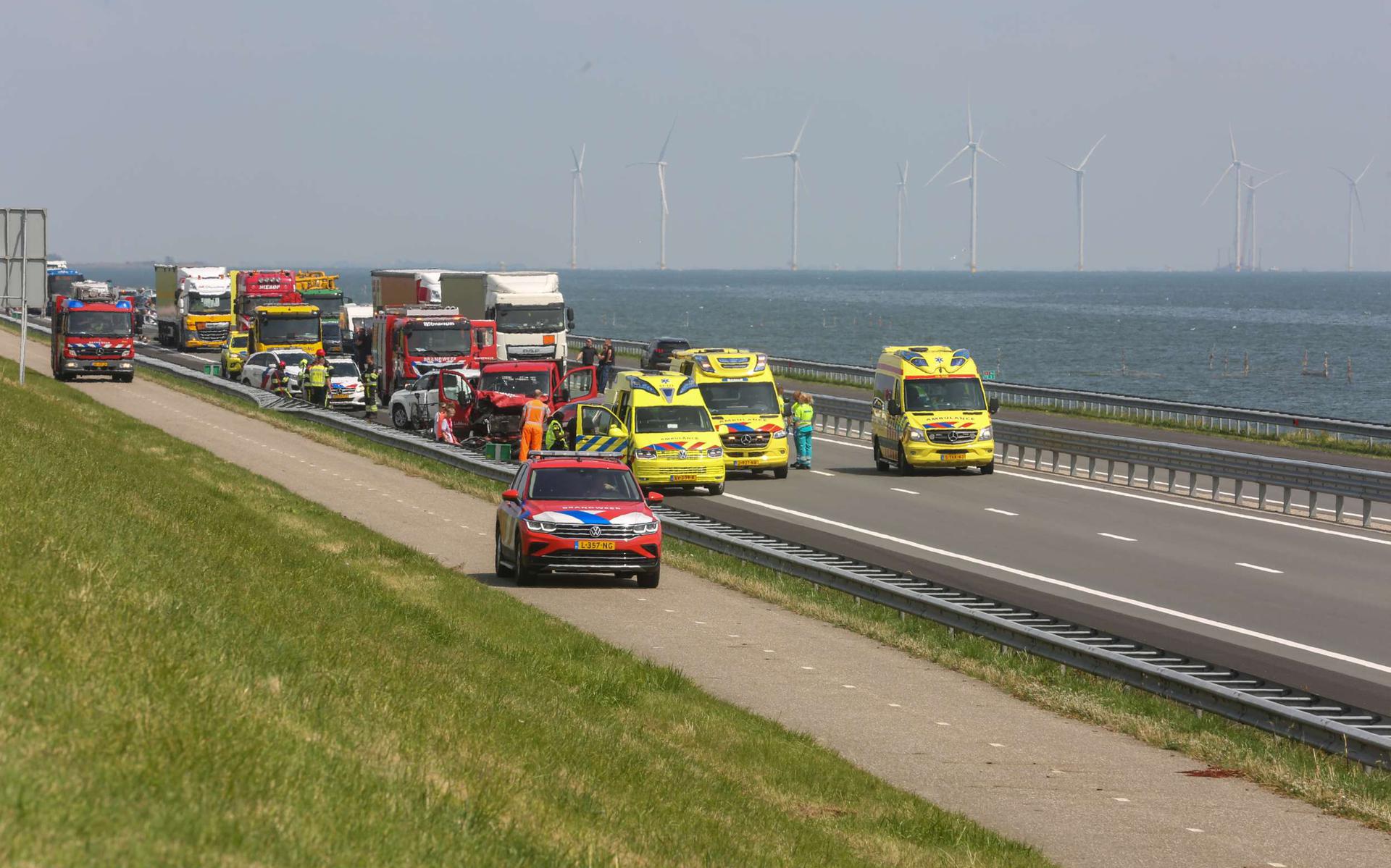 Ongeluk met meerdere voertuigen op Afsluitdijk richting Noord-Holland ...