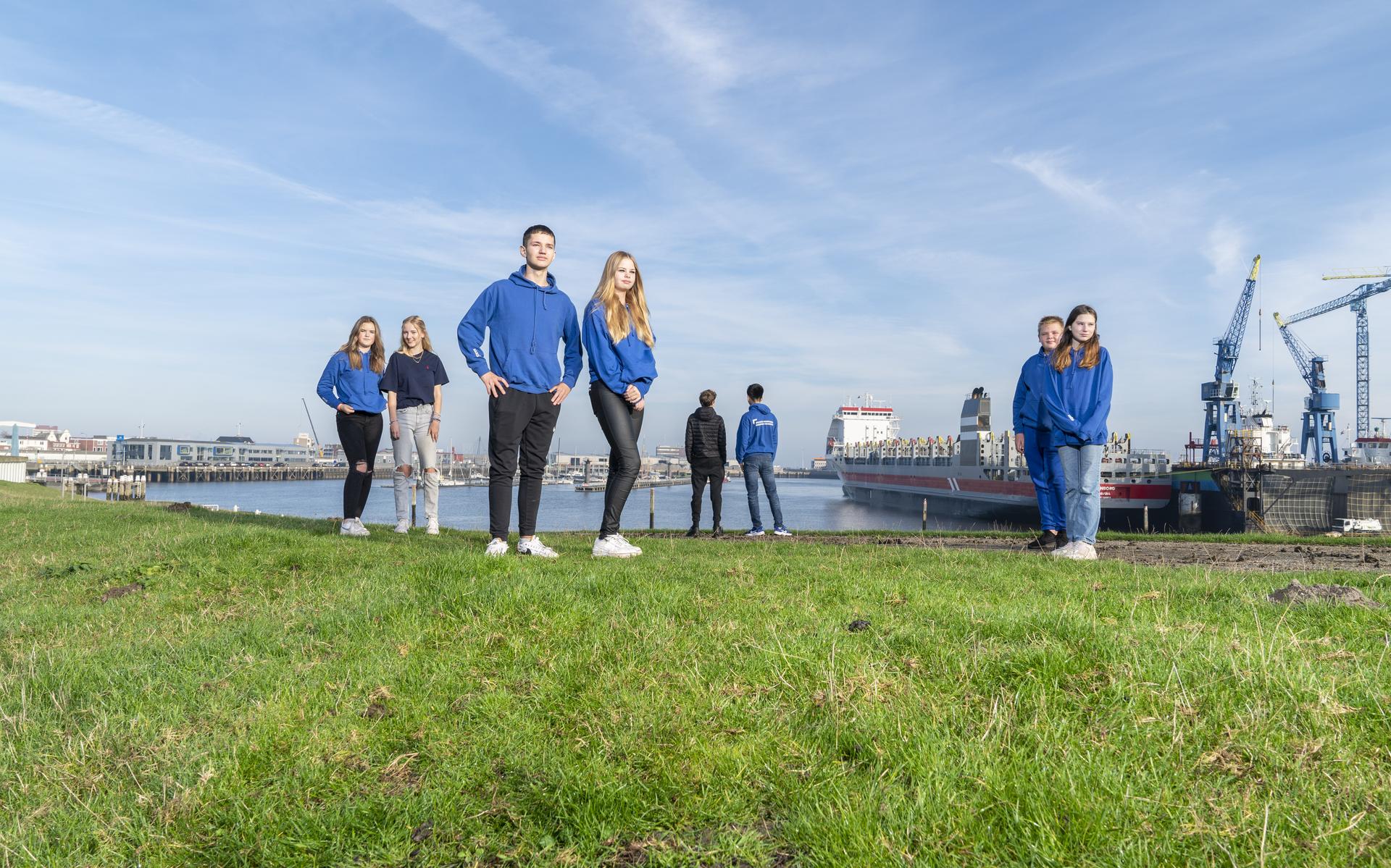 Leerlingen bij de haven van Delfzijl. Foto: Reyer Boxem