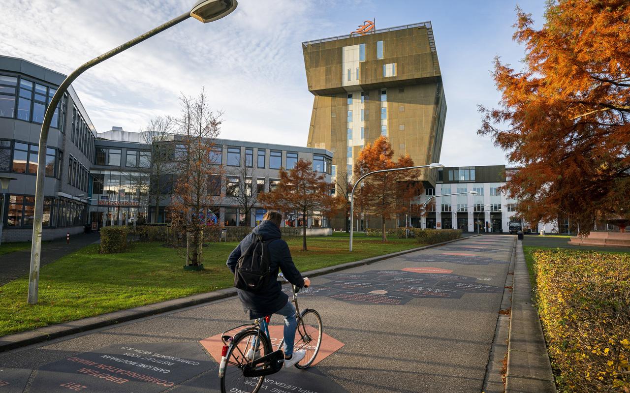 Een fietser op het Zernikeplein. Een fietser op het Zernikeplein.