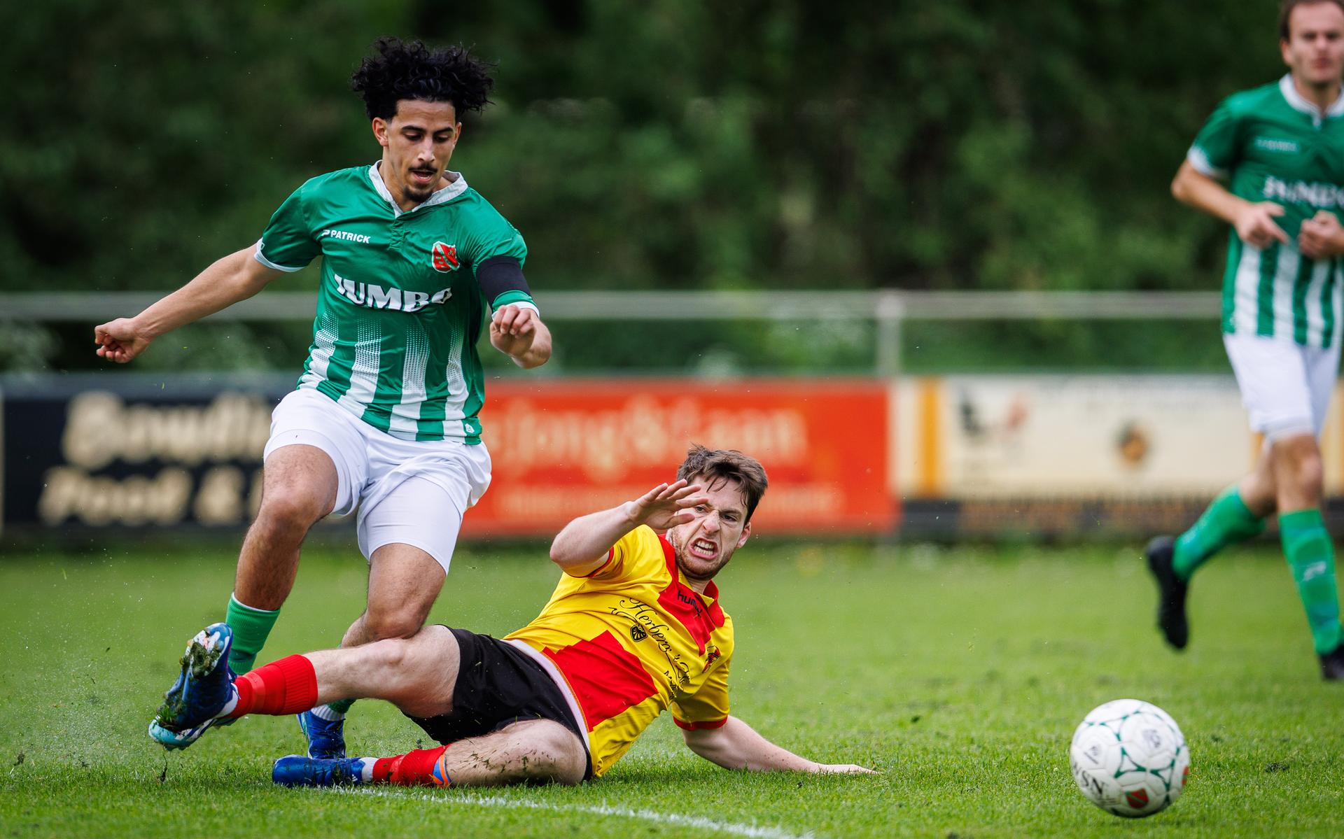 Mick van Laere van FC Meppel schiet zijn nieuwe club Vitesse ’63 naar ...