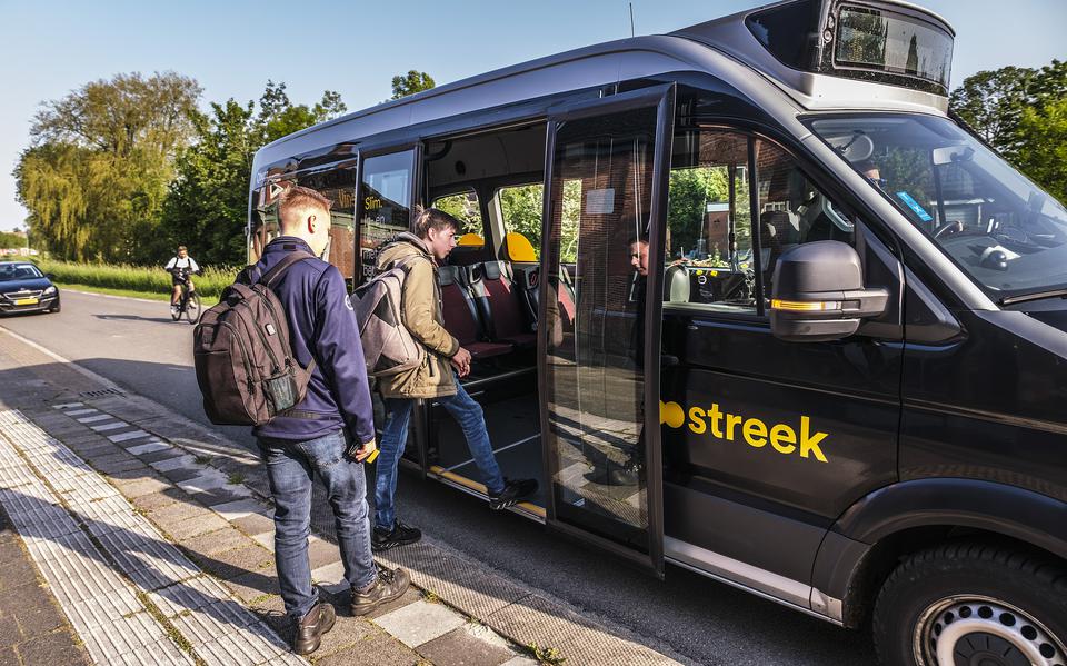 De dorpen in het Reitdiepdal willen hun buslijn 36, tussen Oldehove en Winsum, niet kwijt. Ook elders in de provincie rijst verzet tegen de bezuinigingsplannen van het OV-bureau voor de nieuwe dienstregeling die in oktober in gaat.