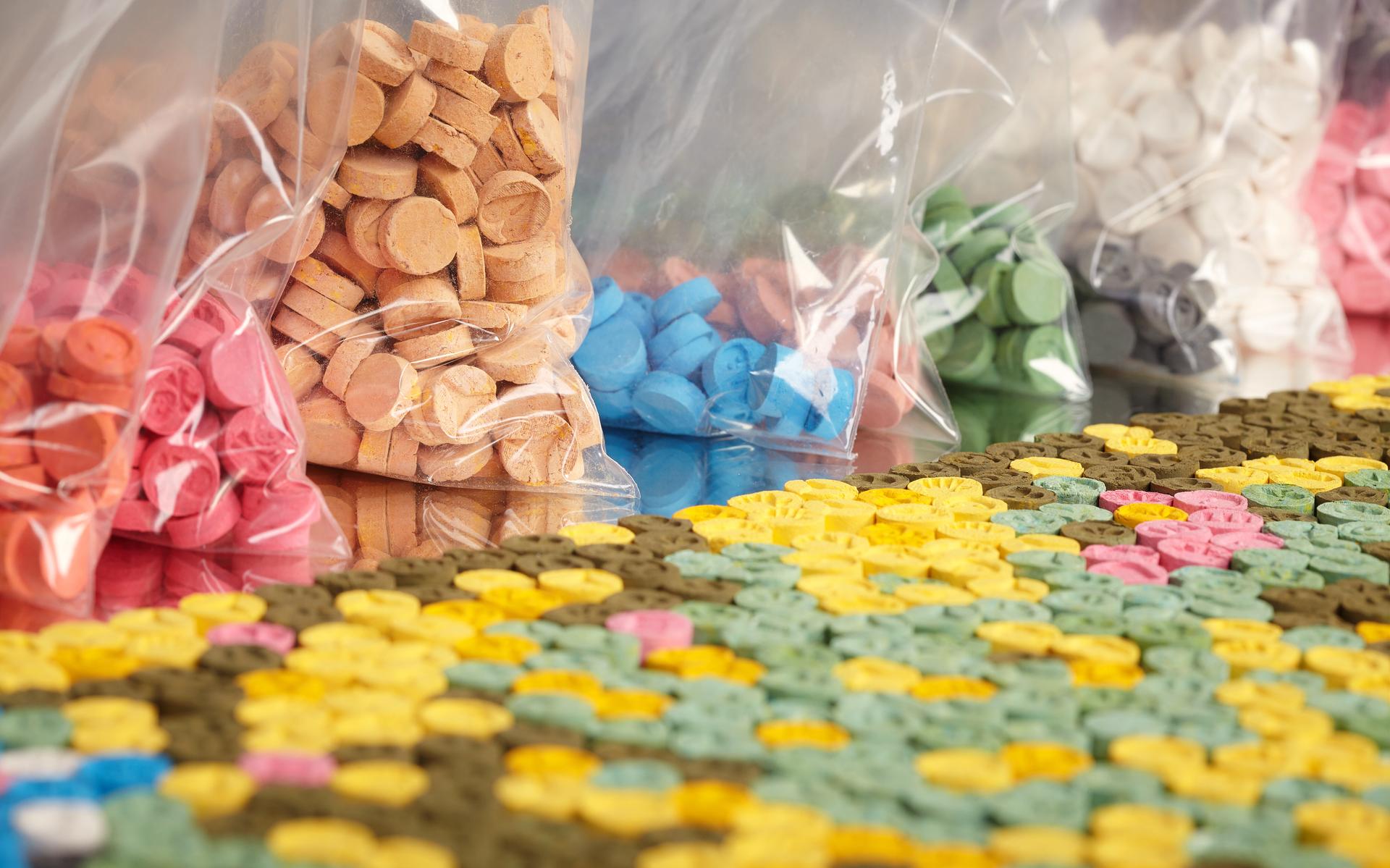 Mannen uit Emmen zouden als 'inpakkers' fungeren van speed en XTC in illegaal 'verzendstation' in Ba