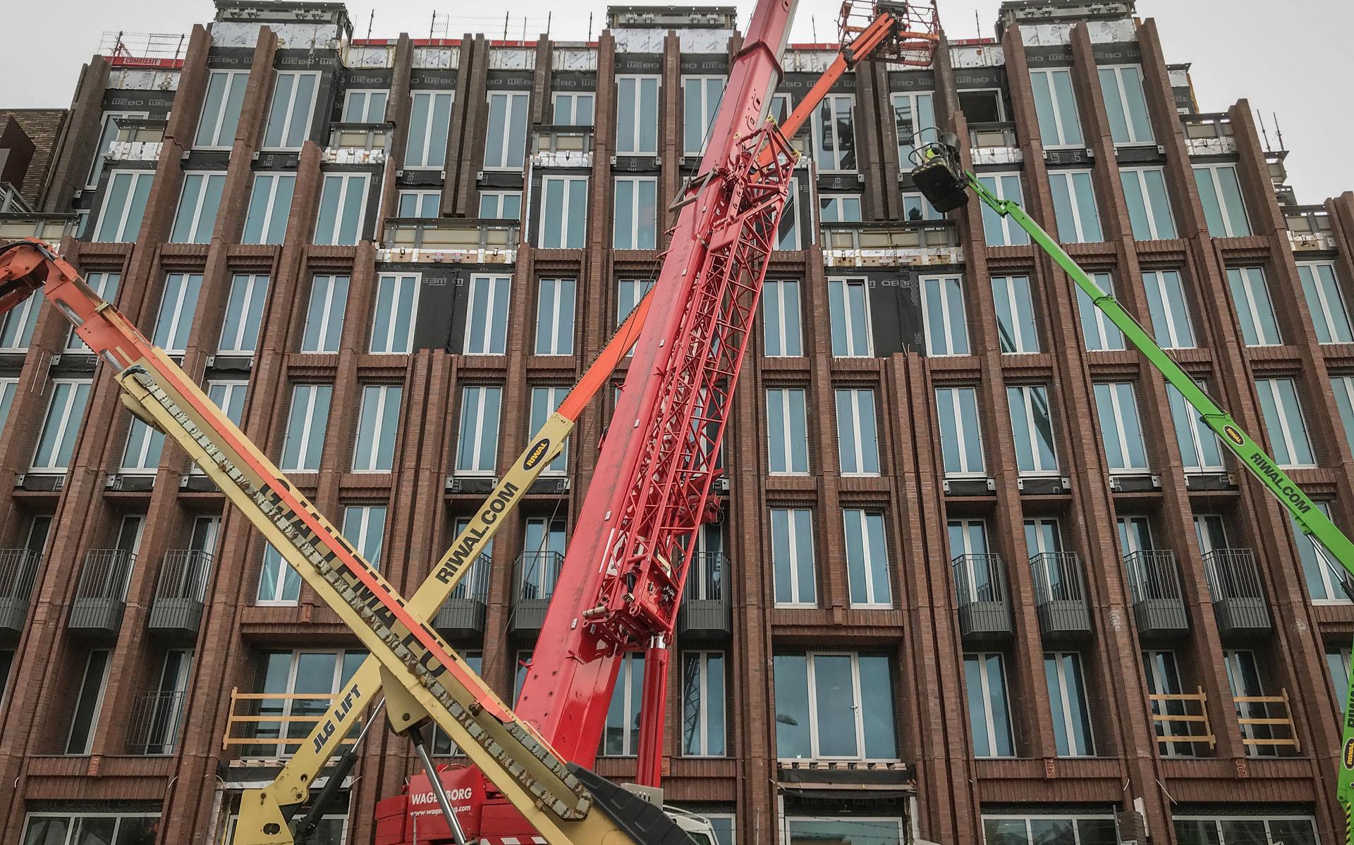 De bouw van het WestCord Hotel tegenover het Stadhuis van Groningen schiet al aardig op.