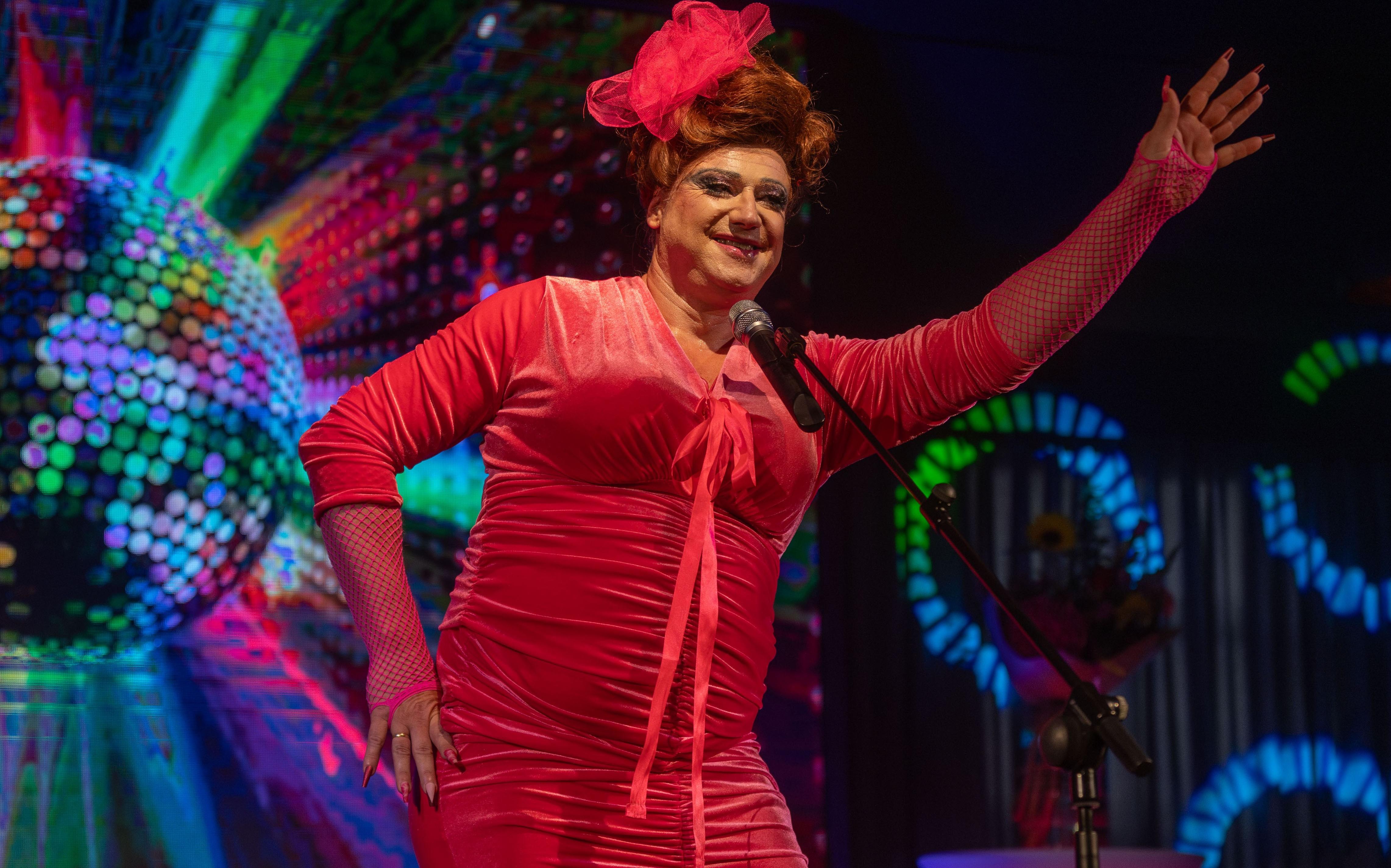 Burgemeester Jan Zwiers treedt als 'Grace Fully' op bij dragqueenshow Westerbork. 'Iedereen mag zijn