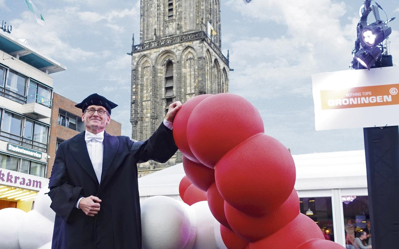 Nobelprijswinnaar Ben Feringa met een model van zijn nanomotor op de Grote Markt in Groningen. Nobelprijswinnaar Ben Feringa met een model van zijn nanomotor op de Grote Markt in Groningen.